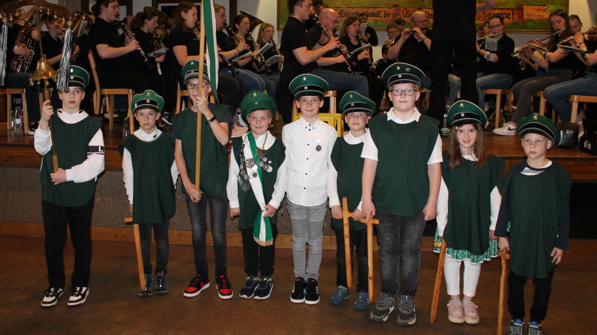 Der neue Kinderkönig Benjamin Gabriel, der Kindervorstand sowie der alte Kinderkönig Samu Busenius. von privat