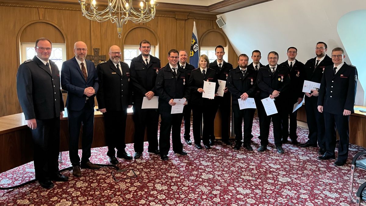 Einheitsführer Dirk Nebeling, Bürgermeister Uli Berghof, Kreisbrandmeister Christoph Lütticke (v.l.) und der stellvertretende Einheitsführer Jens Gipperich (r.) mit den Geehrten. von privat