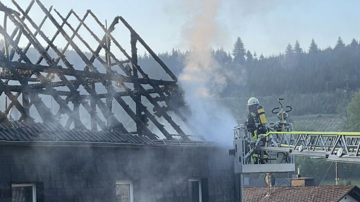 Beim Dachstuhlbrand in Oberhundem war die Feuerwehr gefordert.