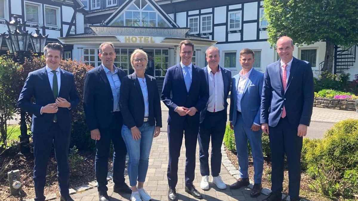 Ministerpräsident Hendrik Wüst (Bildmitte) war zu Gast im Romantikhotel Platte. Hier sprach er mit den Tourismusfachleuten. Mit im Bild: Dr. Bernd Schulte, Staatssekretär und Amtschef der Staatkanzlei des Landes Nordrhein-Westfalen (links), das Hotelier-Paar Christof und Gaby Platte (Zweiter und Dritte
von links) sowie die Vertreter des Sauerland-Tourismus (von rechts) Frank Linnekugel, Philipp
Scharfenbaum und Dr. Jürgen Fischbach. von privat