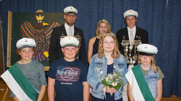 Die Nachfolger für das Kinderkönigspaar Mathilda und Linus Ringbeck (Mitte) werden bei...
