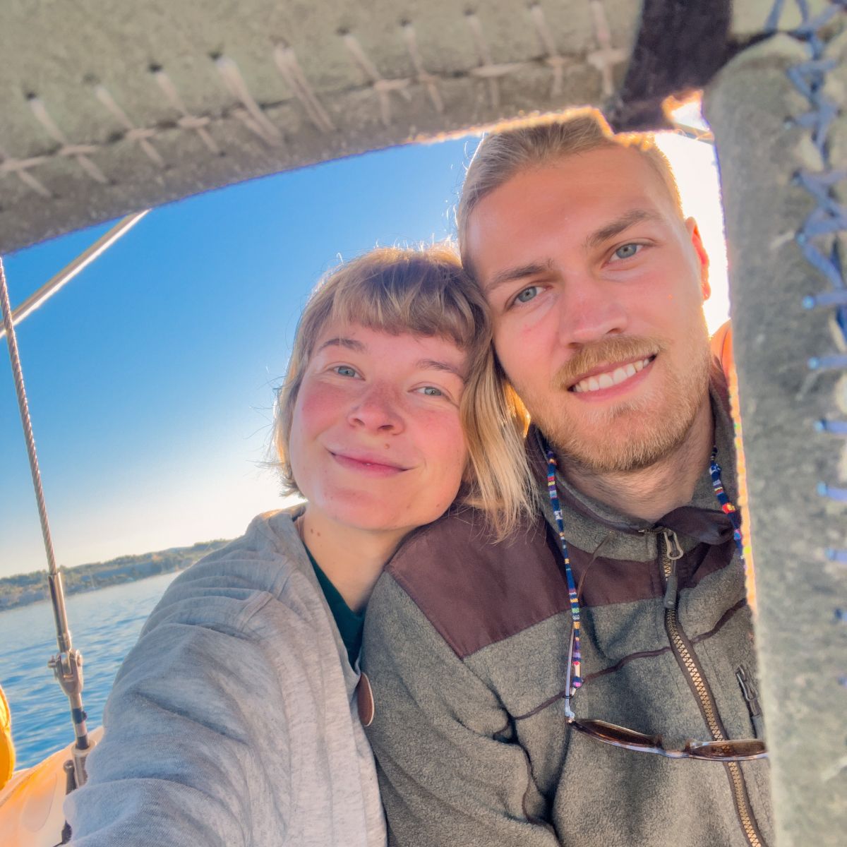Annika Stahl und Eric Zeppenfeld (beide 26) haben Großes vor: Mit ihrem Segelboot „Karl“ möchten sie die Welt umsegeln. von privat