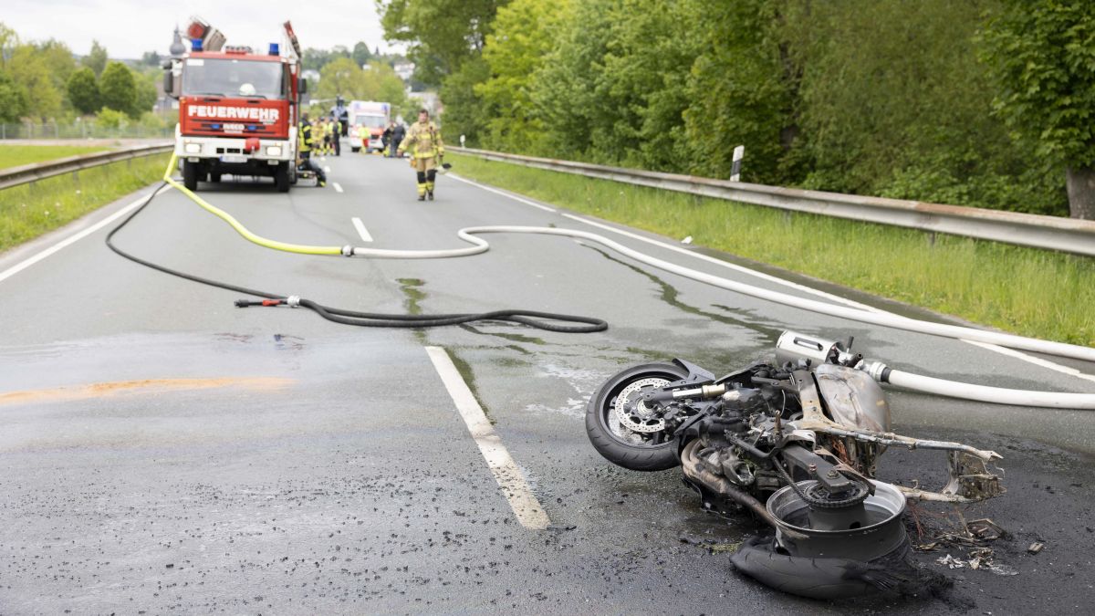 Der 28-jährige Motorradfahrer erlitt lebensgefährliche Verletzungen. Das Motorrad brannte und musste von der Feuerwehr gelöscht werden. von Kai Osthoff