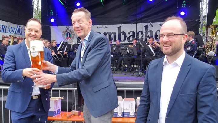 Mit dem Fassanstich durch Bürgermeister Peter Weber wurde das Olper Stadtfest offiziell eröffnet