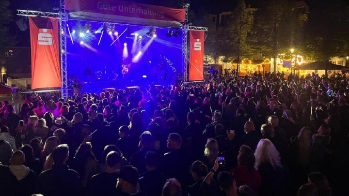 Stadtfest Olpe 2023: Viel los war am Samstagabend auf dem Marktplatz.