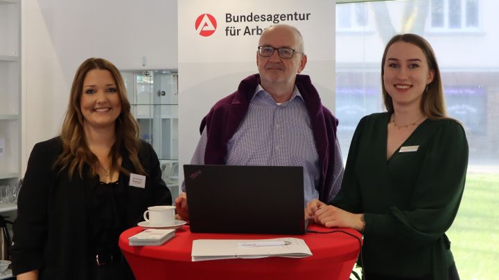 Arbeitsvermittlerin Nina Schmissek (links), Thomas Wendel (Teamleiter Arbeitsvermittlung) sowie...