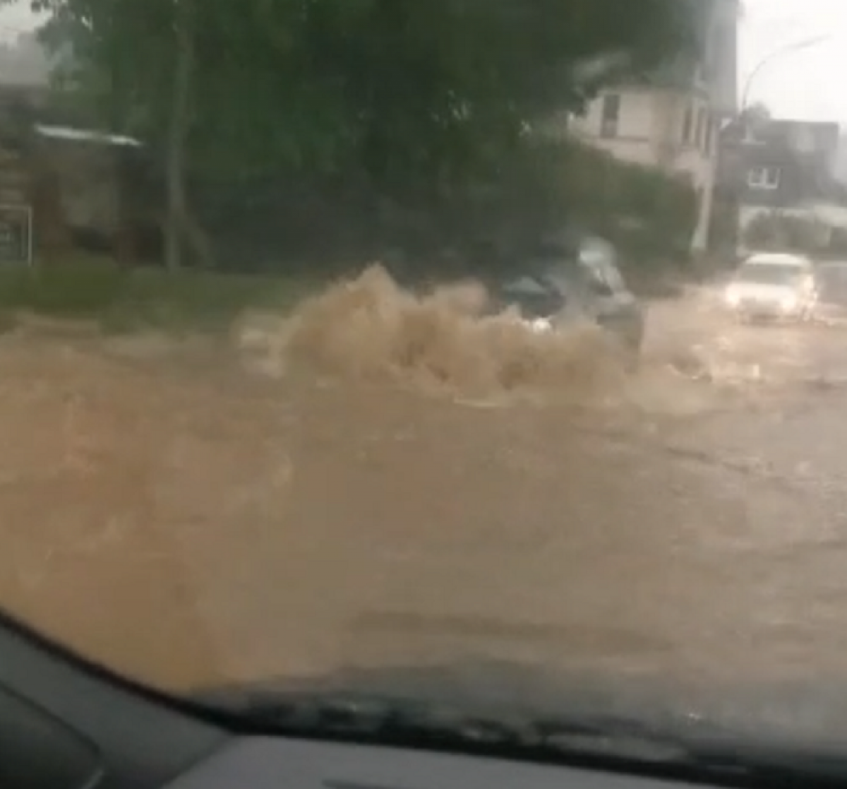 Dieses Foto aus einem Handyvideo zeigt das Ausmaß der Überflutung auf der B 236 in Maumke. von privat