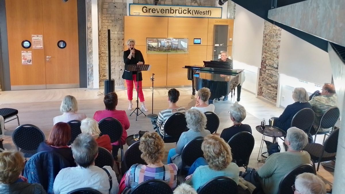 Mitten ins Herz gingen die Stücke, die Sängerin Kerstin Stahl und Pianist Jürgen Poggel im KulturBahnhof Grevenbrück ihrem Publikum vorstellten. von privat
