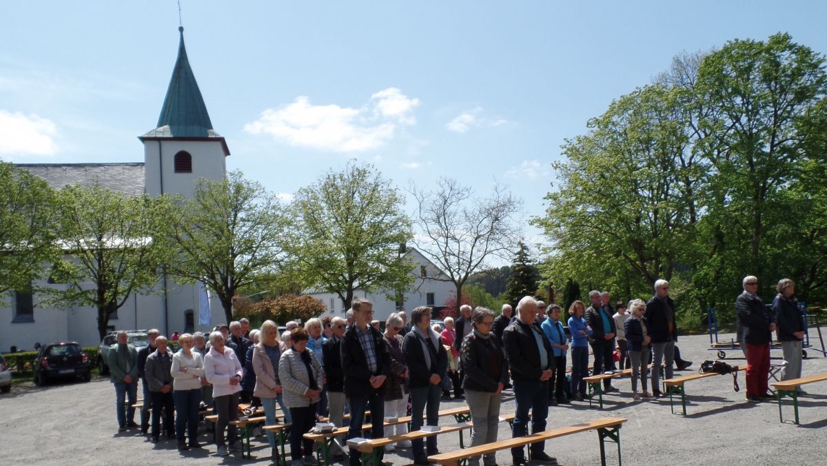 Zahlreiche Besucher kamen zum Kohlhagen, um unter freiem Himmel am ökumenischen Himmelfahrts-Gottesdienst teilzunehmen. von privat