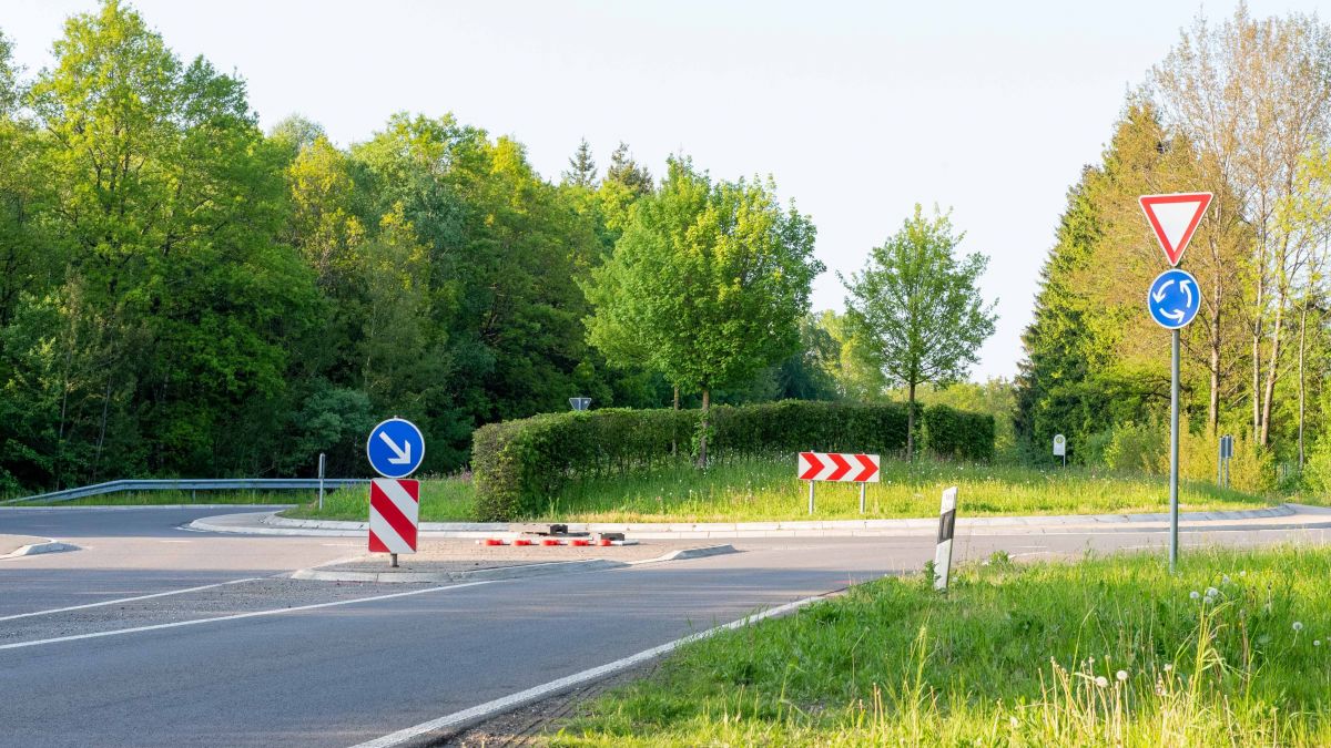 Der Kreisverkehr am Knotenpunkt B 55 und K 18 (Rother Stein) in Griesemert wird saniert. von Nils Dinkel