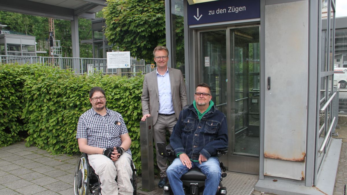 Marco Schultze (links) und Matthias Kapp (rechts) zeigen Bürgermeister Tobias Puspas, wo es in Altenhundem hakt - und zwar am Bahnhof: Oft funktionieren die Aufzüge nicht, und wenn doch, sorgen Dreck und Gestank für Unmut bei den beiden Rollstuhlfahrern. von Kerstin Sauer