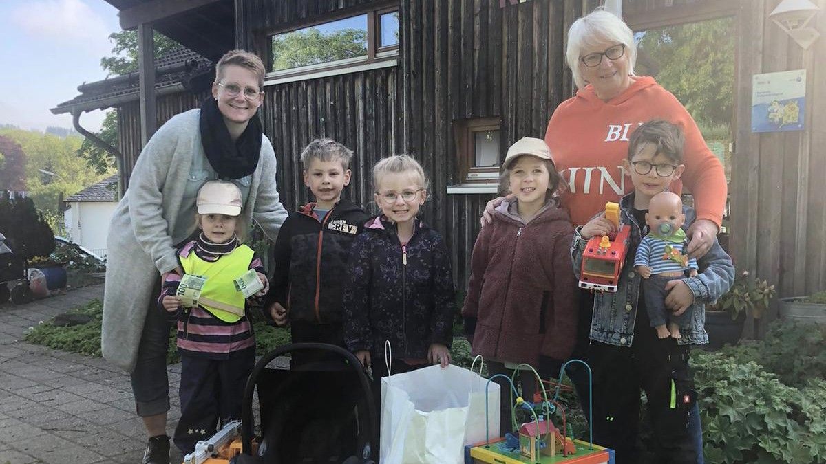 Dankbar nahm Sabine Schöpf (hinten rechts) die Spenden des Montessori-Kinderhauses in Welschen Ennest entgegen. Der sechsjährige Janne (vorne rechts) gab eine Puppe ab und bat darum: „Gebt sie in der Ukraine einem Kind.“ von privat