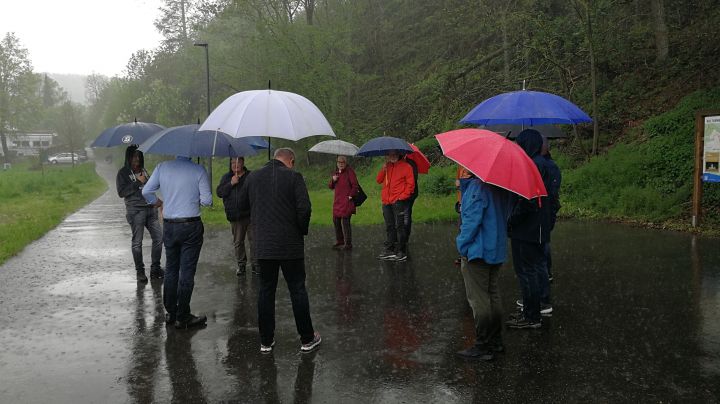 Mit Schirmen ausgestattet traten die Mitglieder der SPD Lennestadt in den Dialog mit dem Vorstand...