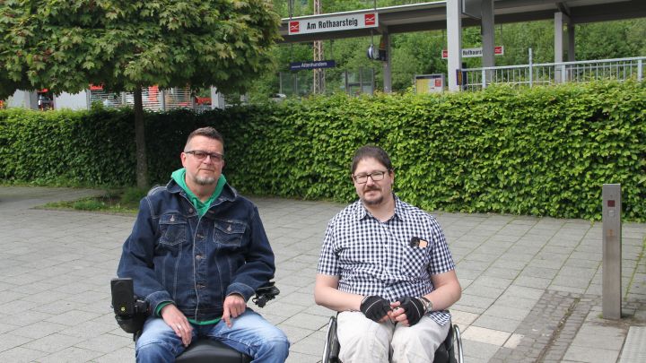 Marco Schultze und Matthias Kapp vor dem Altenhundemer Bahnhof. Die Bahnsteige (im Hintergrund)...