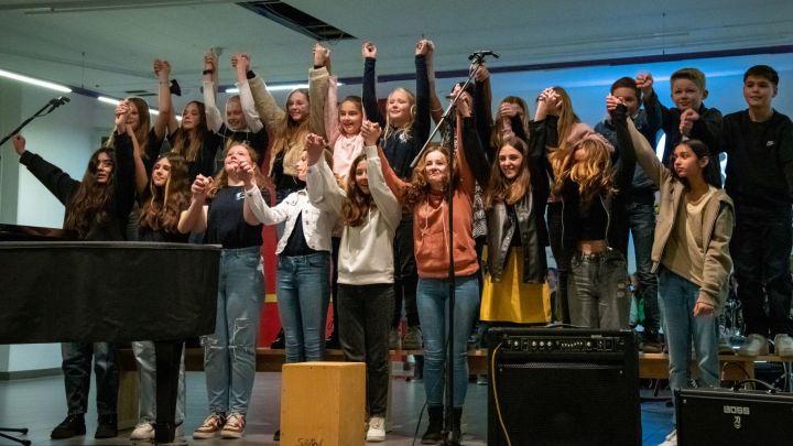 Die Chorklassen der Jahrgänge 5 und 6 freuen sich auf ihren Auftritt beim Schulkonzert.