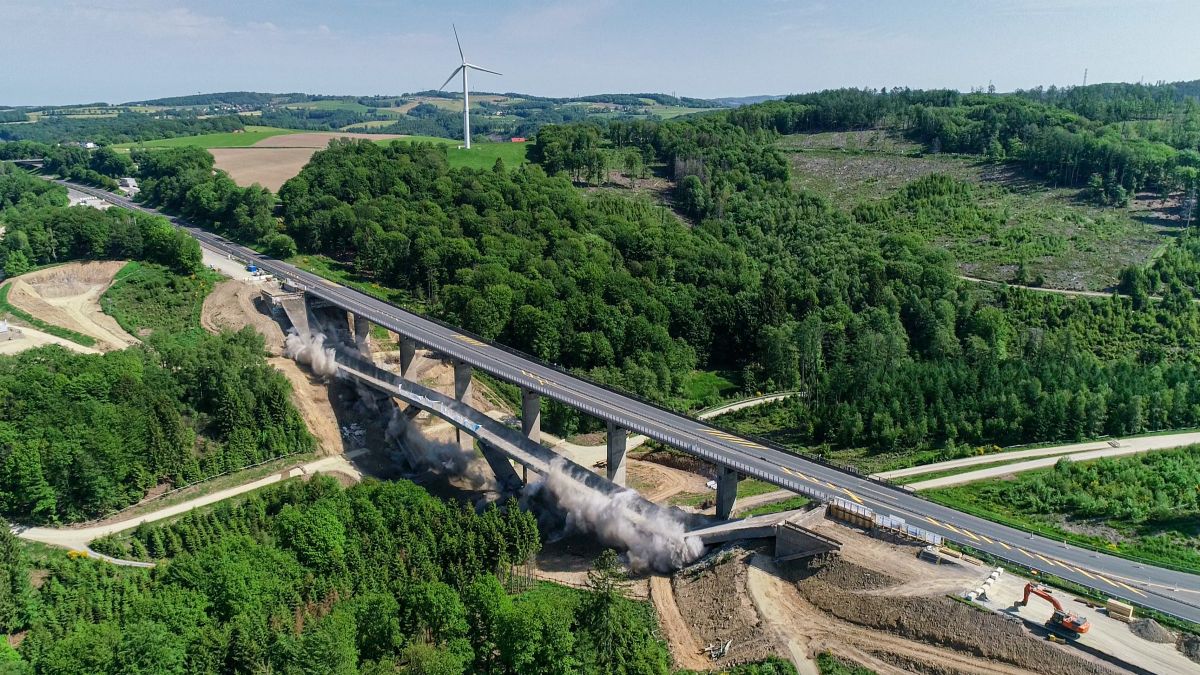 Ein Teil der Talbrücke Sterbecke wurde erfolgreich gesprengt. von Autobahn Westfalen