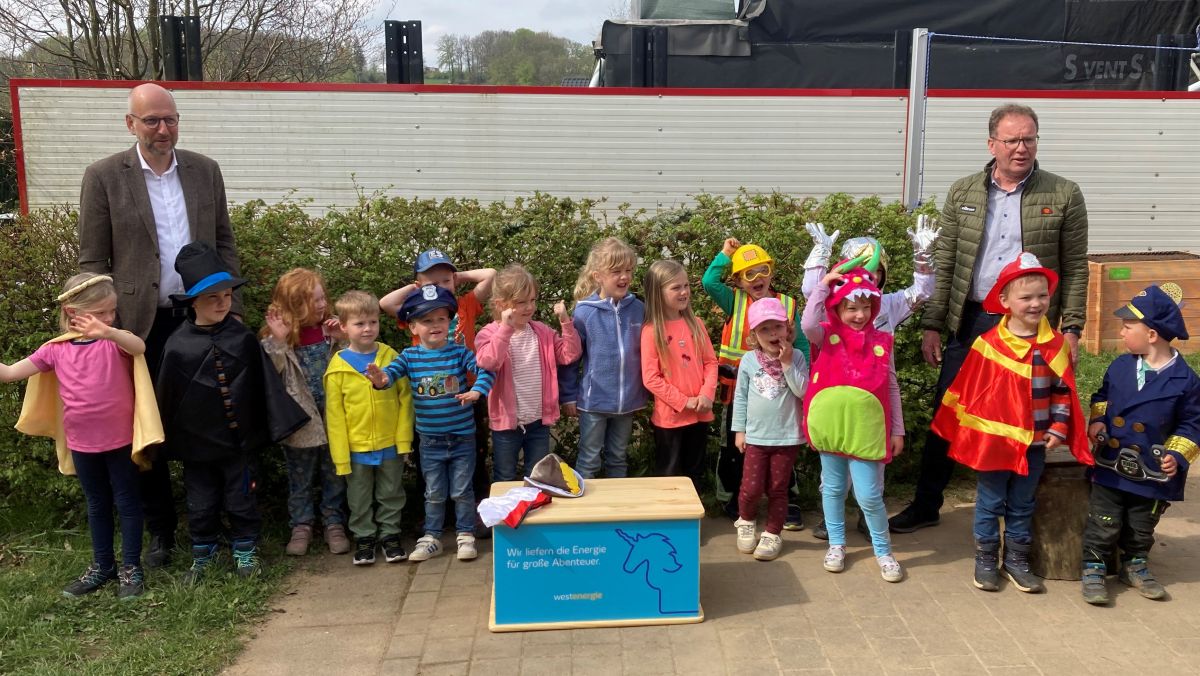 Bürgermeister Ulrich Berghof (links) und Kommunalmanager Achim Loos mit begeisterten Kindern bei der Übergabe derTheaterkiste in der Kindertagesstätte Mittendrin. von privat