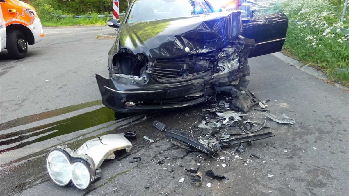 Der stark beschädigte Mercedes des Unfallverursachers. von Polizei GM