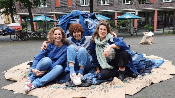 Bei einer Demonstration für Jeans-Recycling am Kölner Sudermanplatz: Sabrina Niklas aus Elben mit...