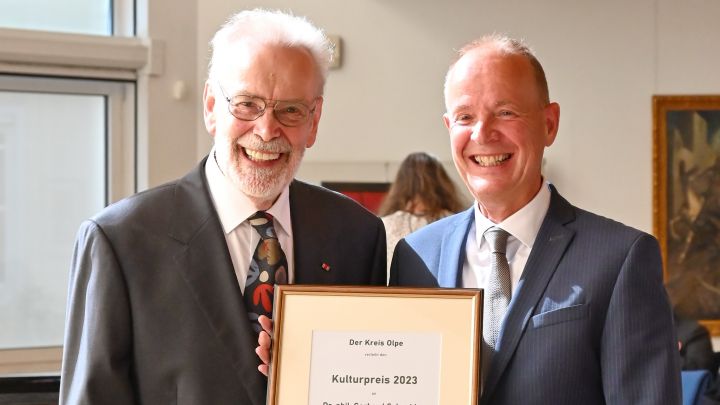 Dr. Gerhard Schneider (links) hat den Kulturpreis des Kreises Olpe erhalten. Die Verleihung...