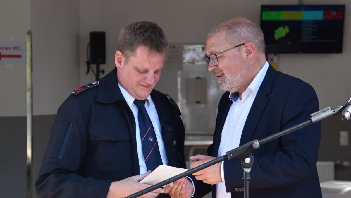 Bürgermeister Achim Henkel (r.) überreicht Einheitsführer Axel Schulte ein Flachgeschenk. von Nicole Voss