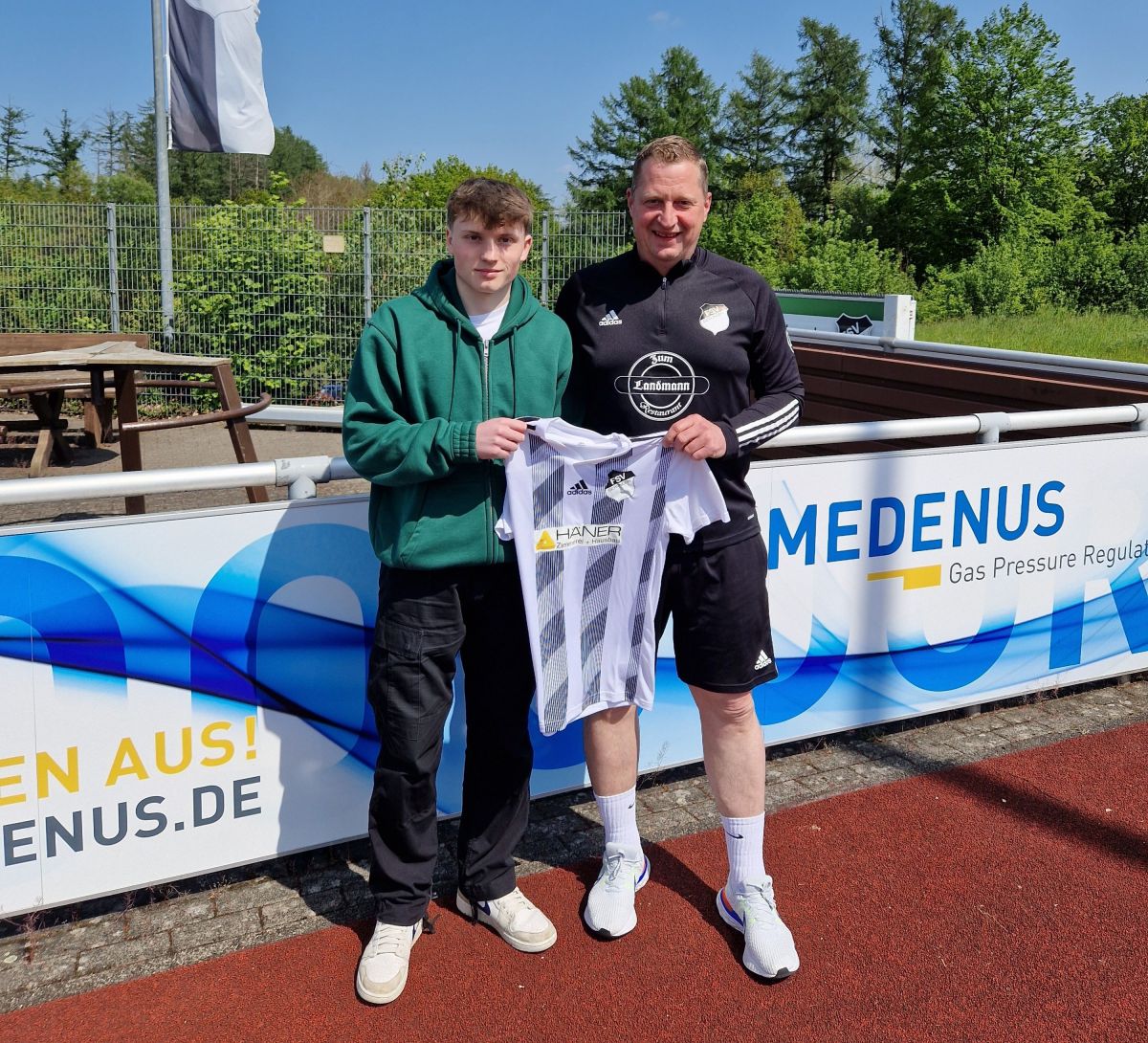 Johannes Ledig mit dem sportlichen Leiter des FSV Gerlingen, Jürgen Hundt. von privat
