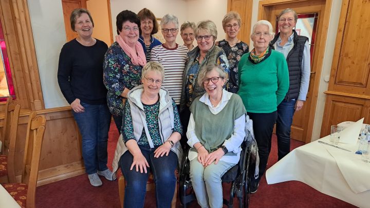 Irmgard Hardenacke (v. l.) wurde von ihrem Helferinnenteam und von Simone Glasbrenner (v.r.) vom...