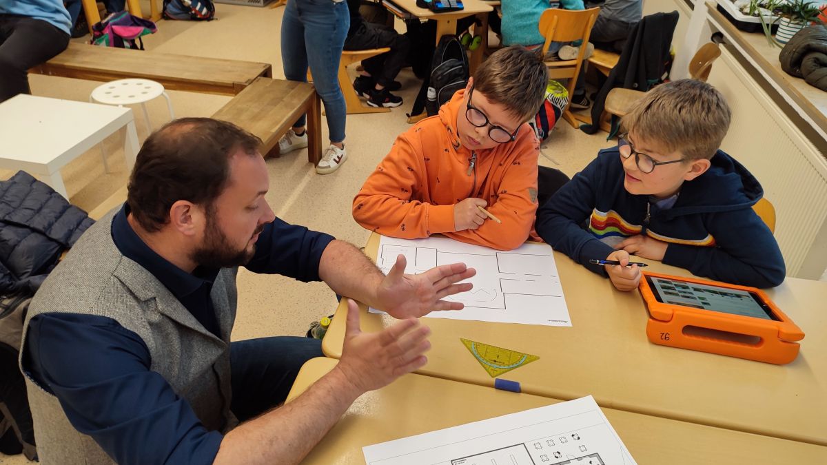 Museumsleiter Luke spricht mit den Kindern der Franz-Hitze-Grundschule über ihre Ideen zum neuen Museum. von privat