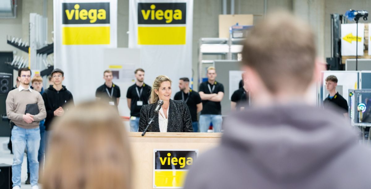 Anna Viegener, Vorsitzende des Geschäftsausschusses der Viega Holding, begrüßt Schülerinnen und Schüler mit ihren Eltern beim Tag der Ausbildung bei Viega in Ennest. von Viega