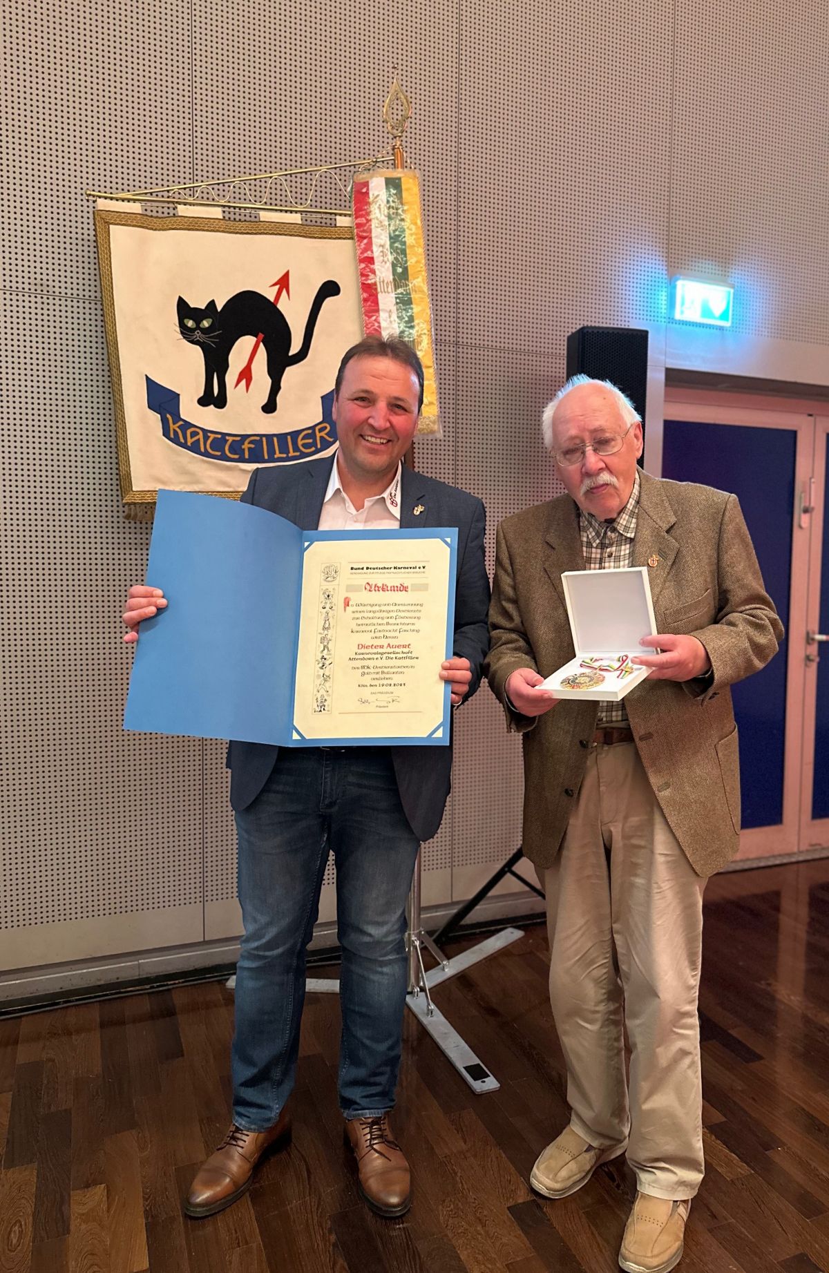 Marc Rohrmann überreichte dem Ur-Karnevalisten Dieter Auert den Goldenen BDK-Orden mit Brillanten. von KG Attendorn