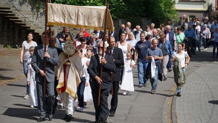 Eine gemeinsame Fronleichnams-Feier mit Prozession findet in Rahrbach statt.