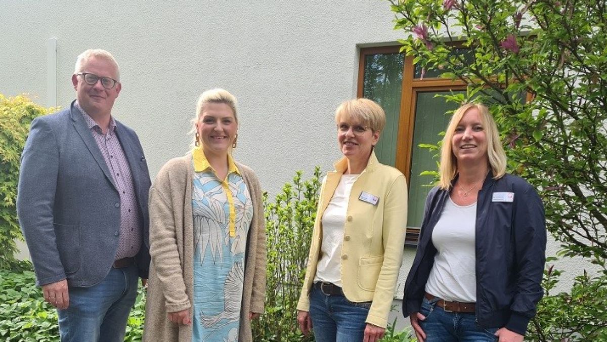 Landtagsabgeordnete Christin-Marie Stamm (2.v.l.) hat jetzt dem Franziskus-Seniorenhaus in Elspe einen Besuch abgestattet. von privat