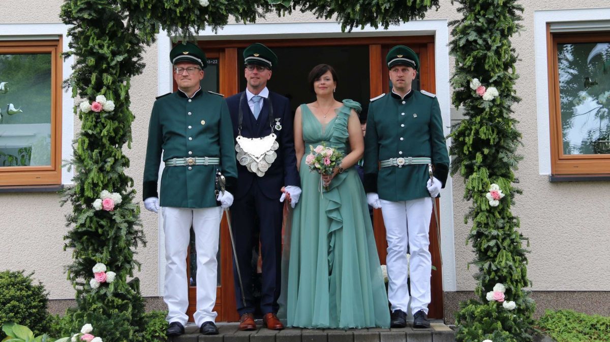 Das amtierende Königspaar Tobias und Verena Hengstebeck mit seinen Offizieren. von privat