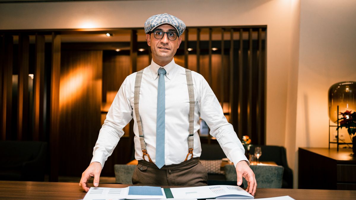 Sinan Maximilian Yilmaz stellt mit seiner Firma hemdlos individuelle Kleidung her, die den Wünschen und Ansprüchen seiner Kunden gerecht wird. von Sinan Maximilian Yilmaz