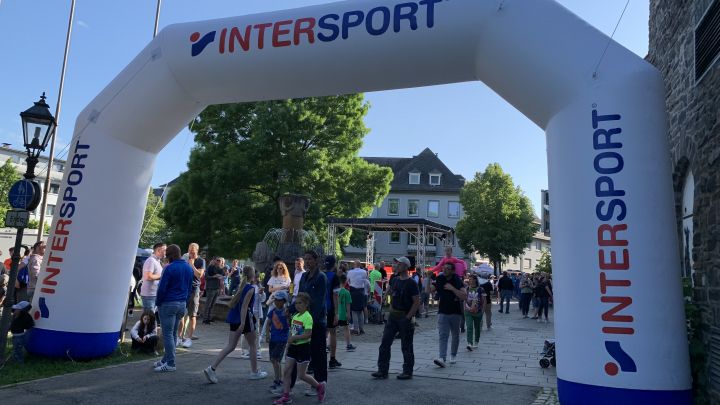 Fast 1.800 Läufer gingen beim Olper Teamcup an den Start.