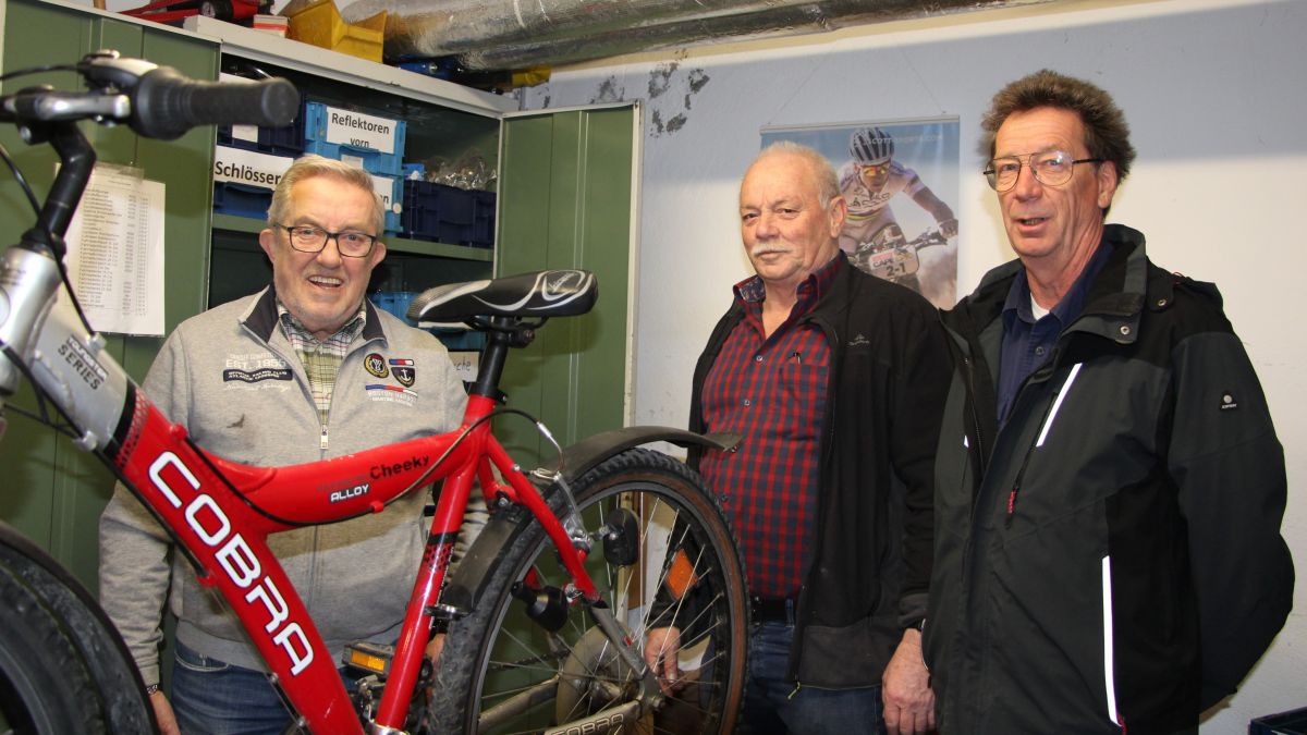 Das Team der EiL-Fahrradwerkstatt in Altenhundem braucht Hilfe: Es werden dringend Kinder- und Jugendfahrräder gesucht. von Lorena Klein