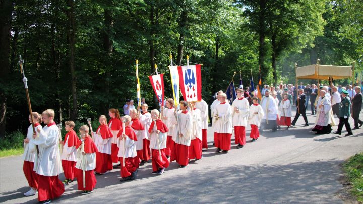 Die Sankt Clemens Gemeinde lädt ein zur Fronleichnams Prozession mit anschließendem Pfarrfest.