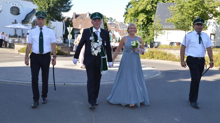 Das Königspaar Frank und Annette Decker begleitet von den Offizieren Frank Arens (l.) und Johannes...