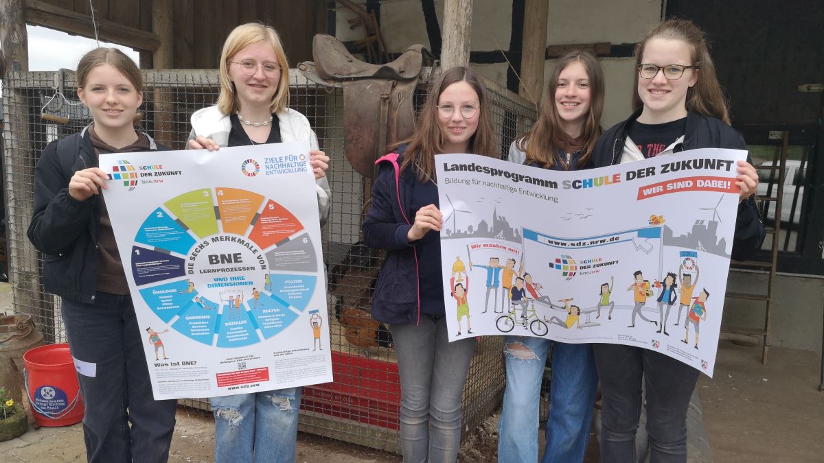 Von Links: Die Schülerinnen Lucy Heckert, Pauline Beste, Lena Kuhns, Gerda Heim und Mathilda Vetter der Klassen 7b und 8a auf dem Hof Belke. von privat