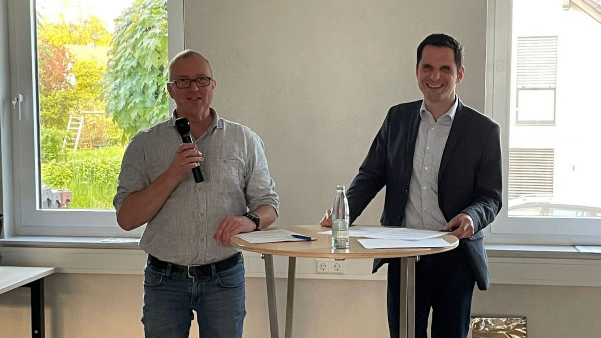 Bürgermeister Christian Pospischil (r.) und Stadtverordneter Klaus Gabriel im Heldener Dorfhaus. von privat