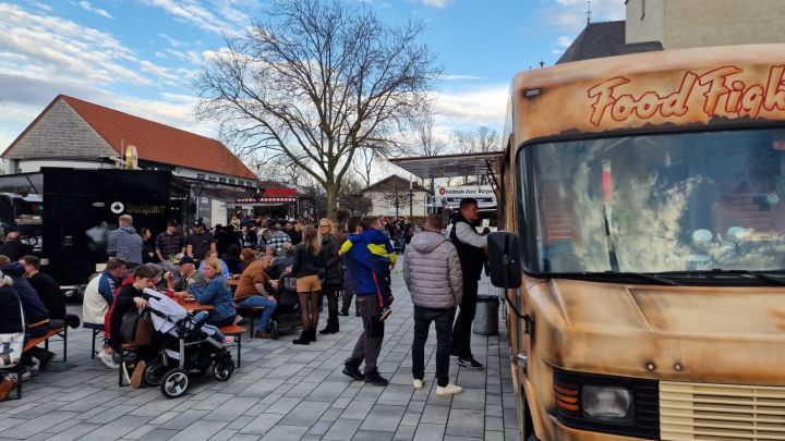 Auf dem Marktplatz in Drolshagen findet das Streetfoodfestival statt.