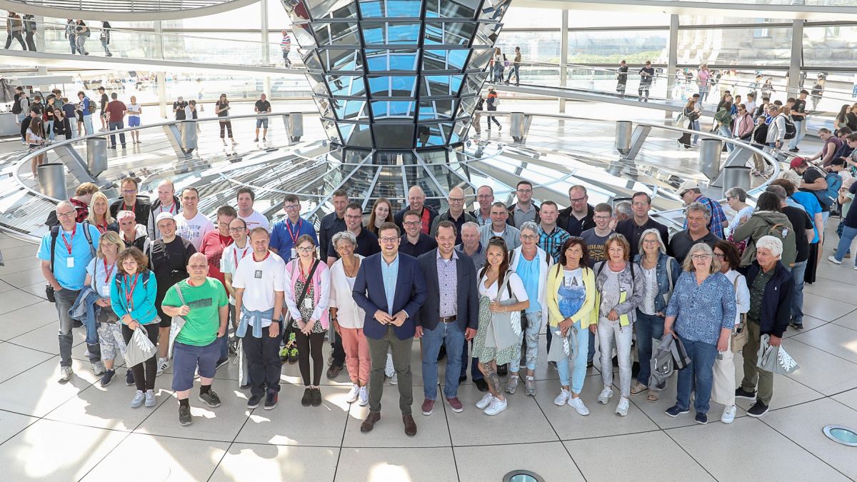 Eine 50-köpfige Gruppe aus dem Sauerland besuchte den Bundestagsabgeordneten Florian Müller in Berlin. von Bundesregierung / StadtLandMensch-Fotografie