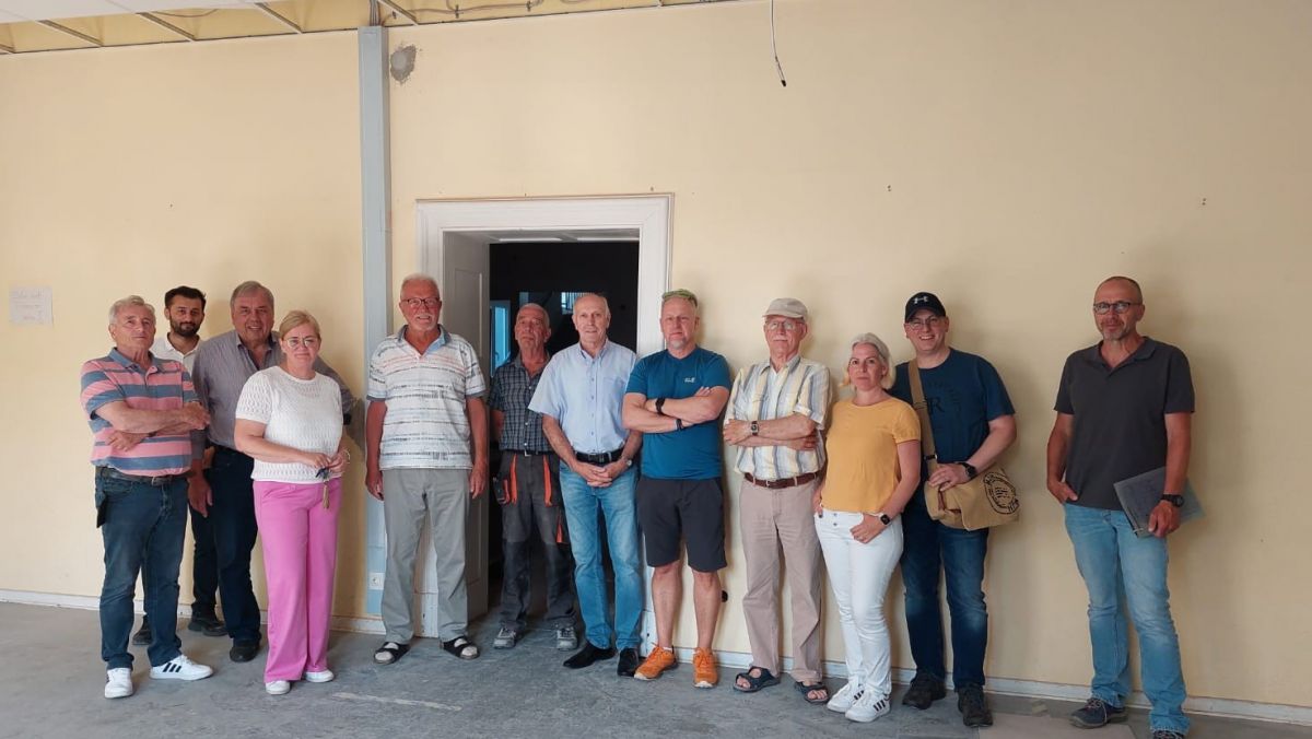 CDU-Fraktion und Mitglieder der Ortsunion Altenhundem haben sich jetzt ein Bild vom Baufortschritt in der Agatha-Grundschule am Standort Altenhundem gemacht. von privat