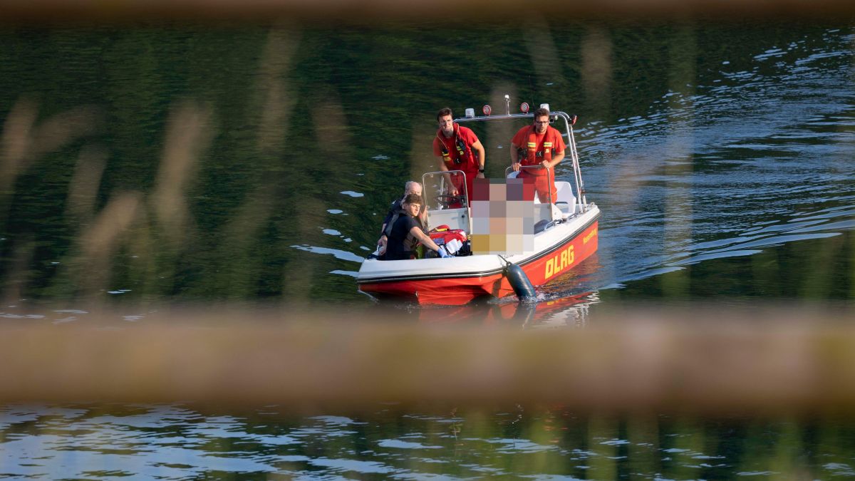 Einsatzkräfte brachten einen 34-jährigen Taucher mit einem Rettungsboot zum Krankenwagen. von Kai Osthoff