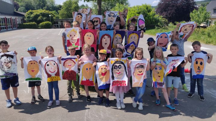 Eine schön anzusehende Gemeinschaftsarbeit: Die Kinderfertigten Selbstportraits an.