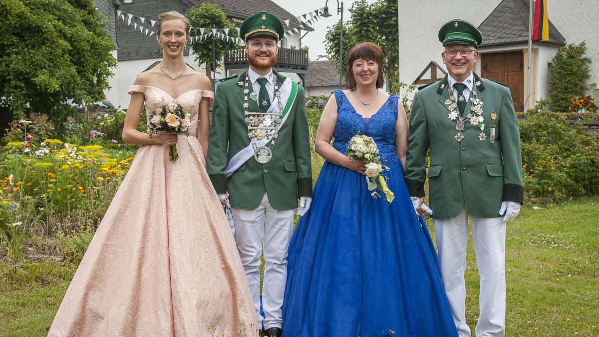 Strahlten im vergangenen Jahr um die Wette das Königspaar Marvin Zentgraf und Kristina Schebitz und das Kaiserpaar Matthias und Brigitte Albrecht (r.). von privat
