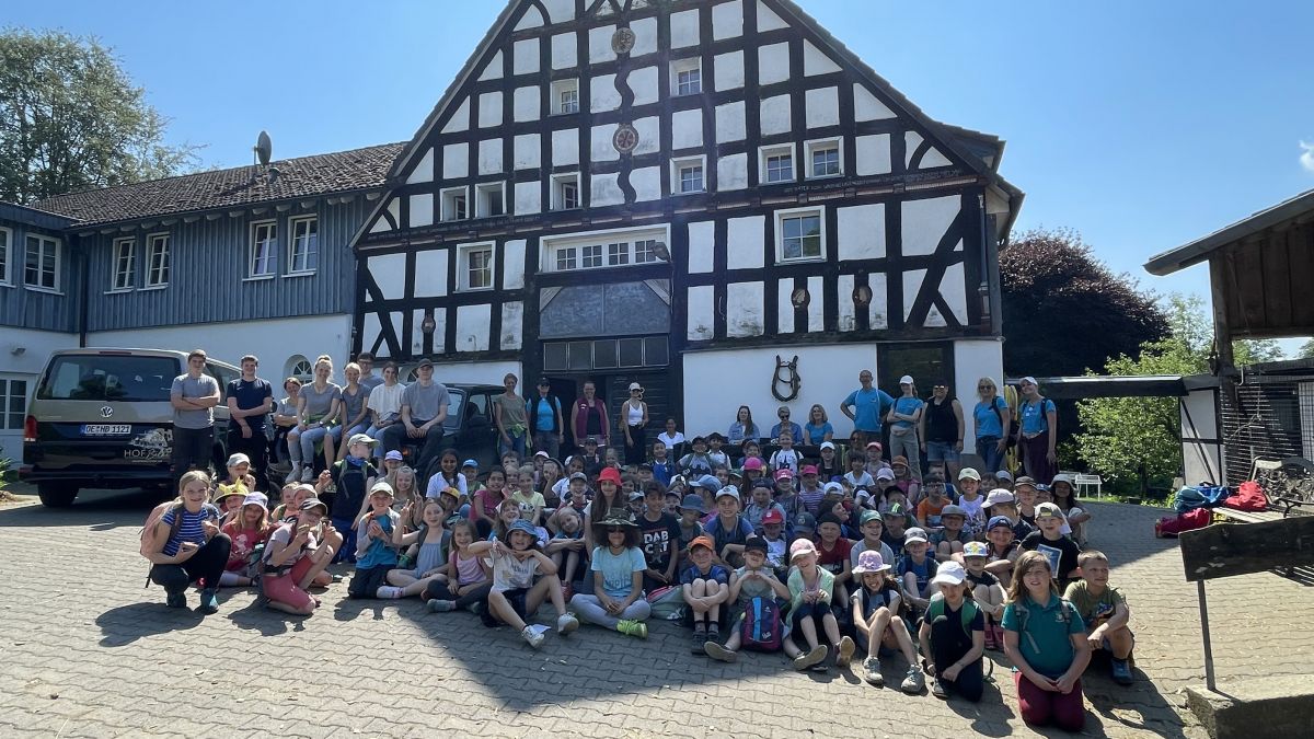 Die komplette Gemeinschaftsgrundschule Heggen verbrachte einen spannenden Vormittag auf dem Hof Belke in Milstenau. von Verena Horn