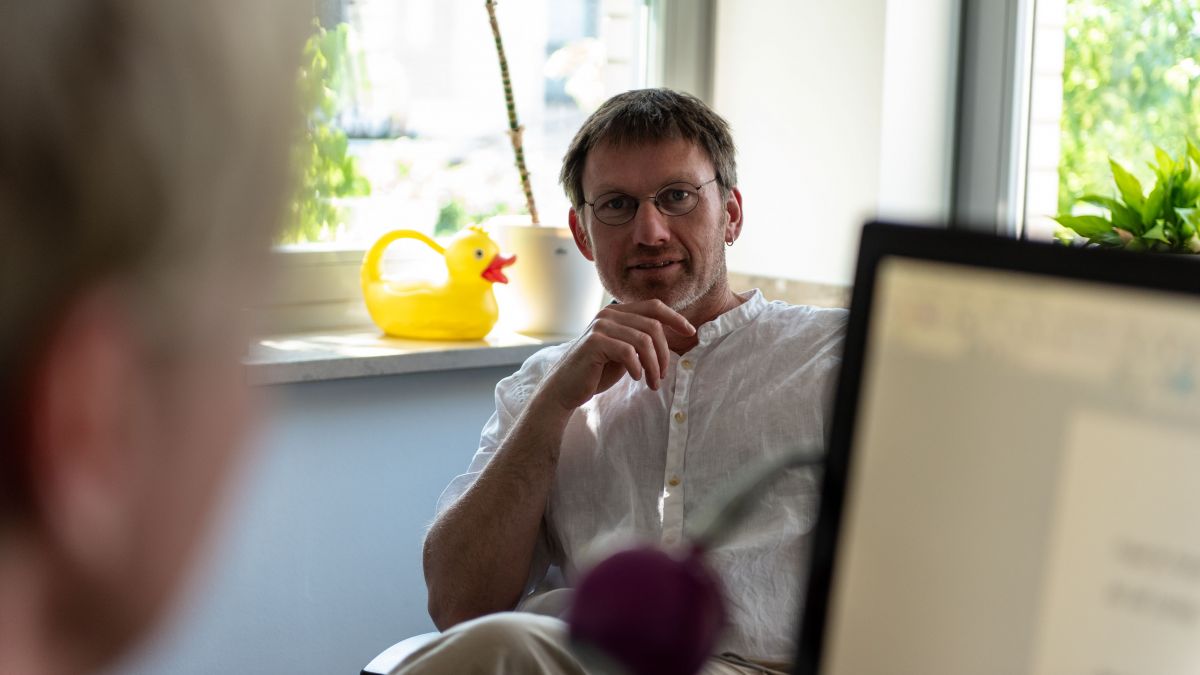 Dr. Gregor Kaiser sitzt seit einem Jahr für die Grünen im Düsseldorfer Landtag. Über seine Erlebnisse sprach er mit der LokalPlus-Redaktion. von Nils Dinkel