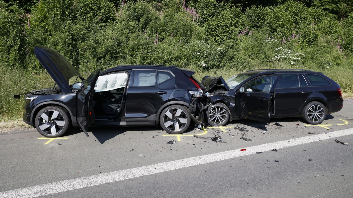 Auf der A 45 in Höhe Hünsborn war ein Skoda-Fahrer mit seinem Auto auf einen Volvo aufgefahren. von Kai Osthoff