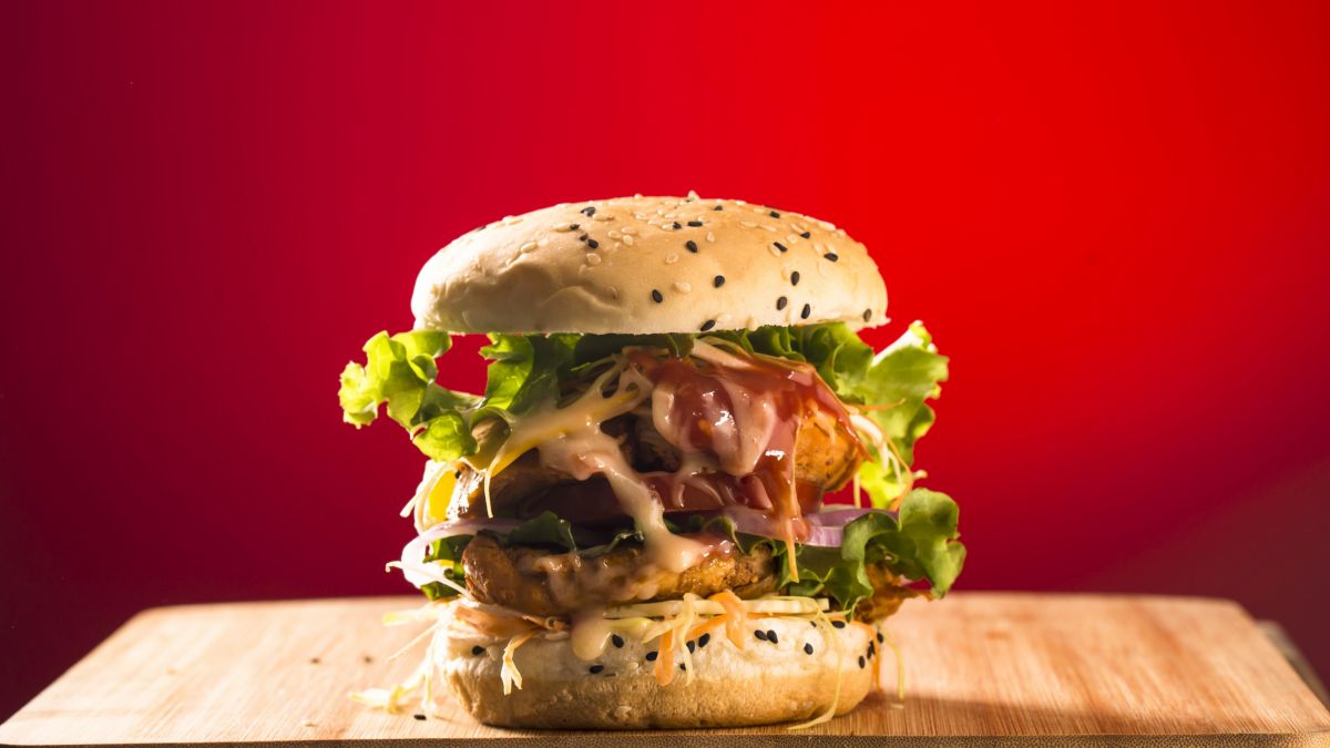 Heute gibt es mal einen etwas anderen Burger - und zwar mit Lachs und Wasabigurken. von pixabay